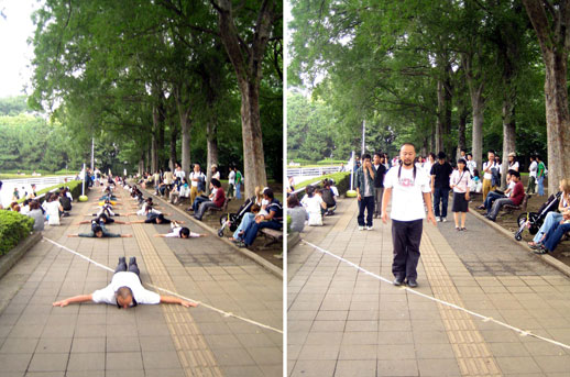 二列をなし、参加者は埼玉県立近代美術館前の広場を巡礼した。