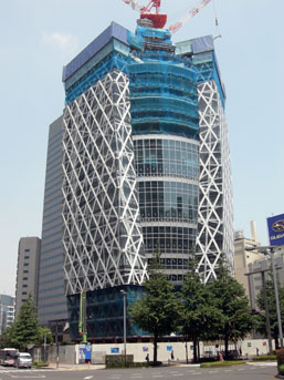 The Tokyo Mode Gakuen Cocoon Tower, designed by Kenzo Tange, rising in Shinjuku.