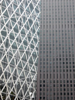 新宿センタービルと対照的なガーキンの正面。
