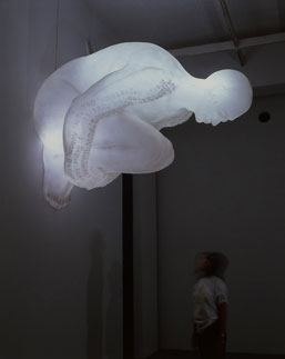 ジャウメ・プレンサ 「三美神 IV」 (2005) ポリエステル樹脂、ステンレス、照明、120 x 158 x 206cm