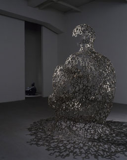 ジャウメ・プレンサ 「トーキョーズ・ソウル」 (2007) ステンレス、223 x 245 x 255cm