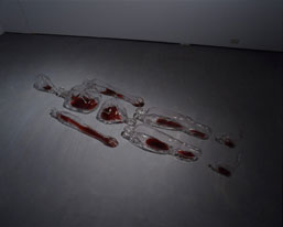 ジャウメ・プレンサ 「グラスマン V」 (2007) ガラス、色水、30 x 250 x 90cm
