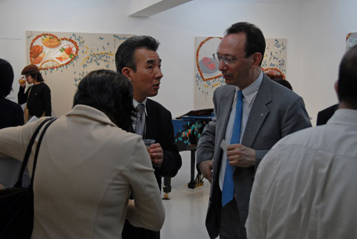 Tokyo Gallery director Hozu Yamamoto talking with Alec Weil from Steinway & Sons Japan