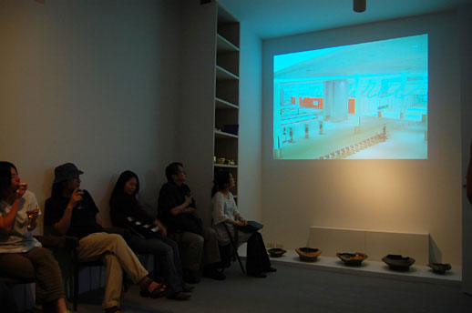 レセプション中、ジャウメ･プレンサの作品のスライドショーが上映された。