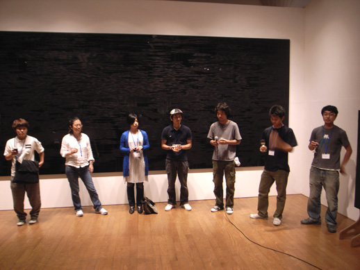 オープニングで挨拶をするアーティスト達。<br /> 左から岩田とも子、カトウチカ、山下律子、パラモデルのお二人、塩津淳司、西野壮平。