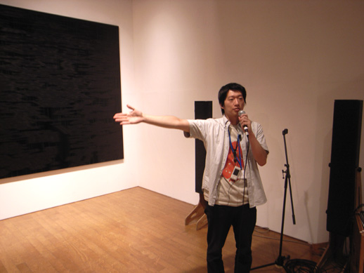 Exhibition curator Makoto Hashimoto talking about the show.
As well as editing and writing for TABlog, Makoto writes for a number of publications while working as a curator.