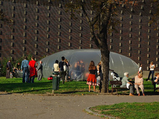 「Gift Platz」。インスタレーション内の様子。参加者達は直ぐに外で空気を送り続けているアーティストの存在を忘れる。