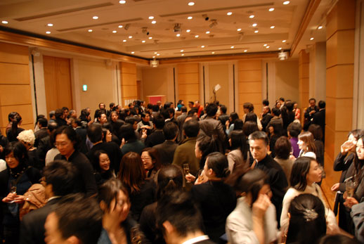 With so much of the Tokyo art world having converged in one place, the reception party was absolutely packed.