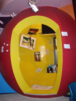A pod-room where you can view Iitomi's photos while lounging supine.
