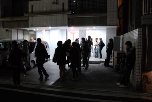 The Shirokane gallery builden is hidden away in a nondescript building in a residential area. Only the crowds gathered for the opening gave away the location to first time visitors.