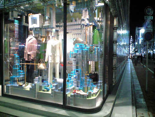 On the way out, do not miss the Paramodel installation in Maison Hermès' windows.