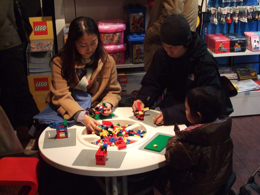 子供も大人もレゴ(R)で遊べる場所も用意されている。