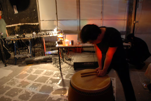 ...until gallery owner Tsutomu Ikeuchi came out to deliver a captivating performance.