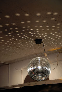 ...and hello to the one-night-only mirrorball.