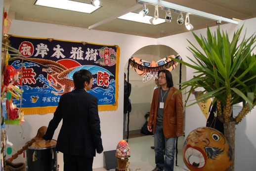 Mikami Zenshi standing on the right, owner of Zenshi (Tokyo), is showing work by Masaki Kishimoto.