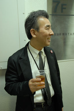 Director Hozu Yamamoto steps out of the gallery for a moment's rest.