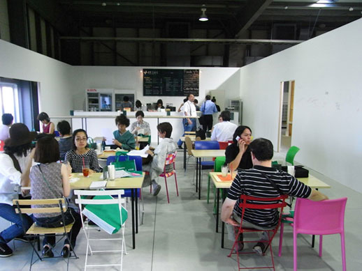 The art cafe at the end of the Shinko shed was already in full swing, with artists and preview early-birds in attendance.