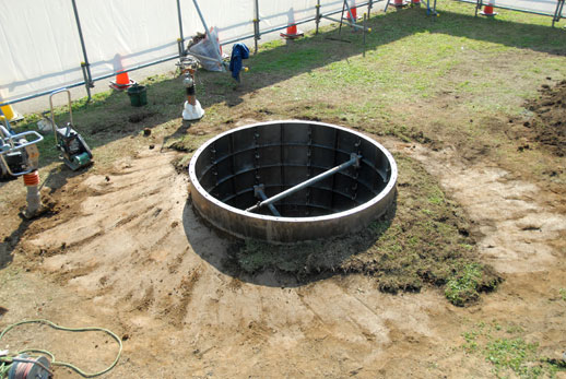 The compacting of the earth around the hole is complete...
