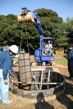 Thursday, October 30: The construction workers set about dismantling the cylindrical support in the hole.