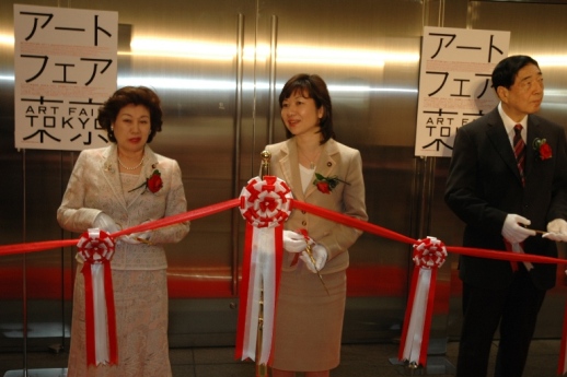 It was a rather formal affair at the preview, including an opening ceremony. Cutting the ribbon were dignitaries such as the Norwegian Ambassador and, here, politician Seiko Noda.