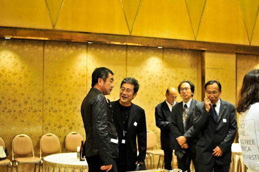 Kengo Kuma (left) at the opening ceremony talking with guests.