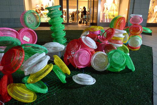 On the lawn near Roppongi Hills, these colourful discs were put together as sculptures by visitors participating in Jeong Hwa Choi's 'Happy Together' workshop.