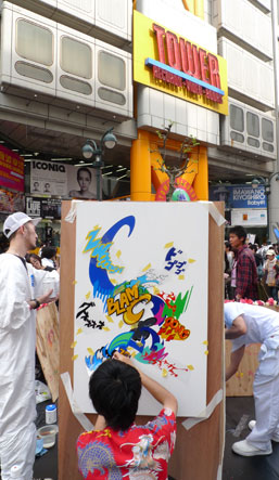 Live painting by several artists on one pillar.