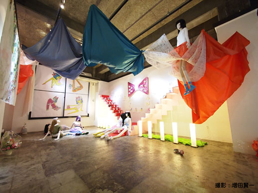 Exhibition view of 'Onee-san wa ribon-kyo' at Parabolica-bis Gallery, by Shinjuko.