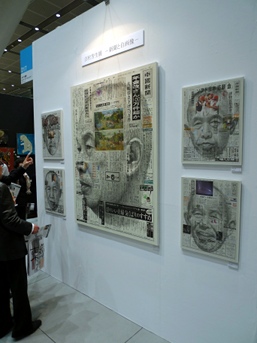 Yoshio Yoshimura used a pencil to draw large portraits onto newspapers at the Mizoe Art Gallery booth.