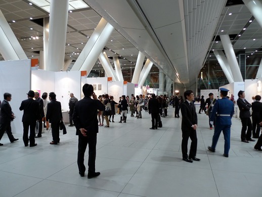 This year it felt more roomy at the venue, as usual, the Tokyo International Forum. The number of gallery booths, though, was still 138, around the same as in 2011.