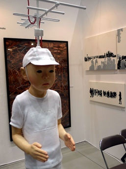 Yoshiyuki Ooe at the Tezukayama Gallery booth.