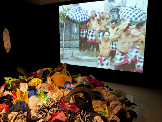 Chim Pom, 'Saya mau pergi ke TPA' (2008)
Video installation, garbage (bought in Bali), video (5 min 04 sec)