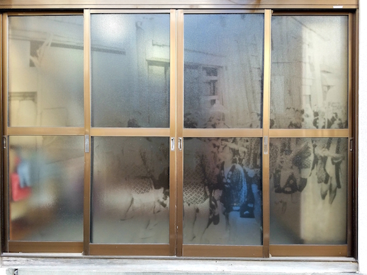 Nozomi Suzuki, ‘The Light of Other Days’ (2018). A coat of photosensitive emulsion is applied to the window of Shirakawa Nichome Town Council Hall (MOT Space G).