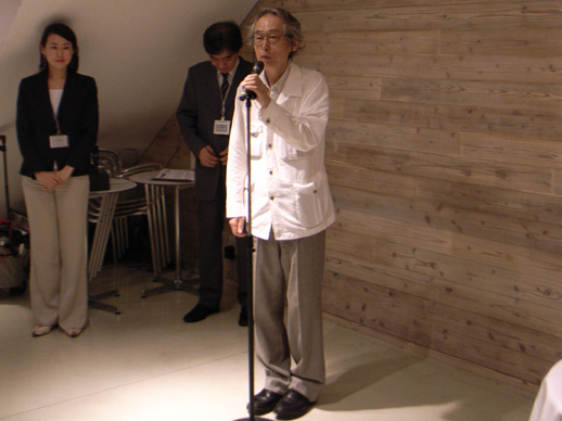 Tsunehiro Nishimatsu, who chose the two artists, gives a speech.