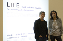 （左より）坂本龍一＋高谷史郎《LIFE - fluid, invisible, inaudible ...》／(from left to right)SAKAMOTO Ryuichi + TAKATANI Shiro《LIFE - fluid, invisible, inaudible ...》