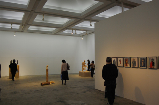 横浜美術館の企画展オープニングは、一般公開日と同時に行われます。<br /> 第一展示室：リッキー・スワローの作品群