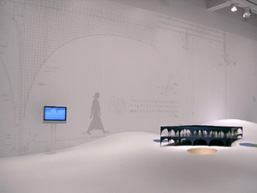 space B《多摩美術大学新図書館》模型と「エマージング・グリッド」、壁面の実寸大
