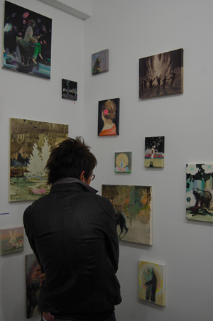 A guest taking a close look at Sakae Ozawa's works.