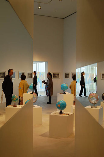 企画展示室では開館記念オノ・ヨーコ展を開催