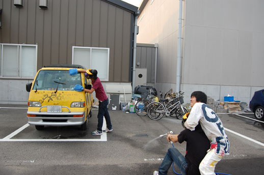 遠藤一郎の「未来へ号」を洗車するアートユニット「みがきッコ」 