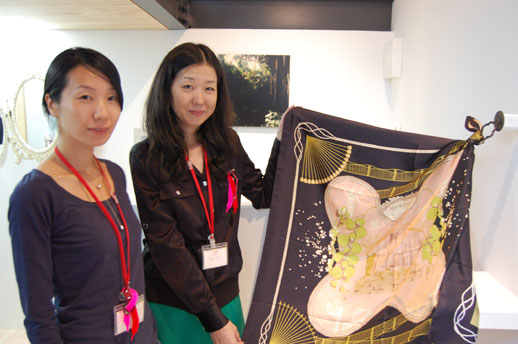 「日の出スタジオ」にて自らのデザインによるスカーフを販売しているアーティストの荘司美智子さんと田添かおりさん