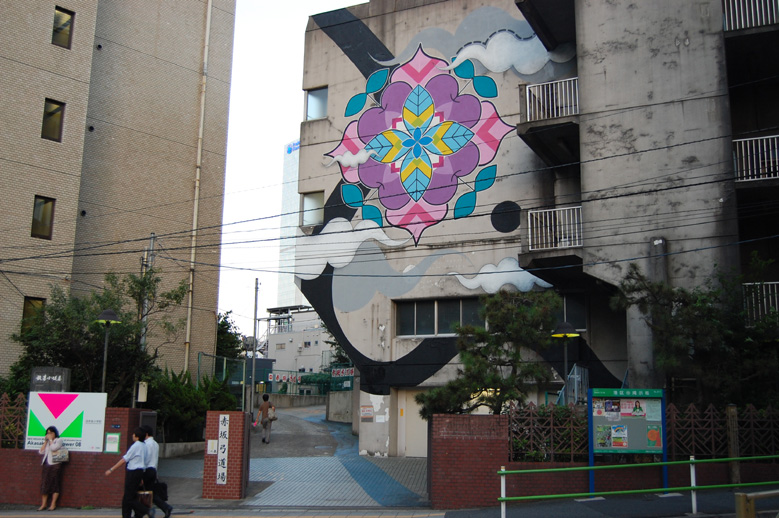 会場のひとつ「旧赤坂小学校」壁面のグラフィティはHITOTZUKIによるもの