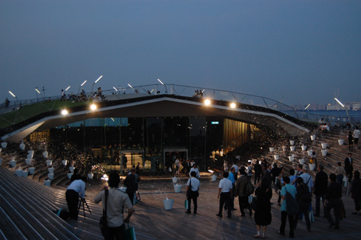 横浜港大さん橋国際客船ターミナルで連日公開されている大巻伸嗣による作品　写真は12日に行われたレプション時のもの　以後、市内各所に移動しながらの公開となる