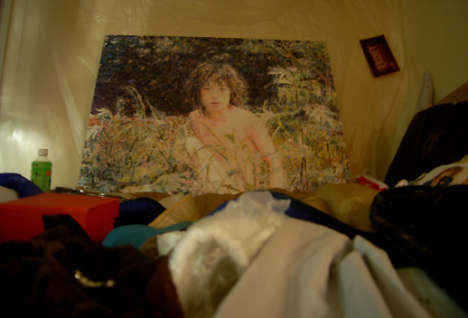 梅津庸一の絵画が、ちらかったベッドの上に。ホテルらしい演出です。 