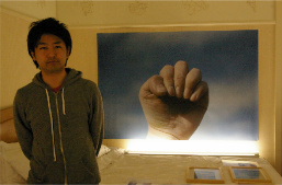 田中功起。映像作品も出品していましたが、最近手がけるようになった平面作品の前で。