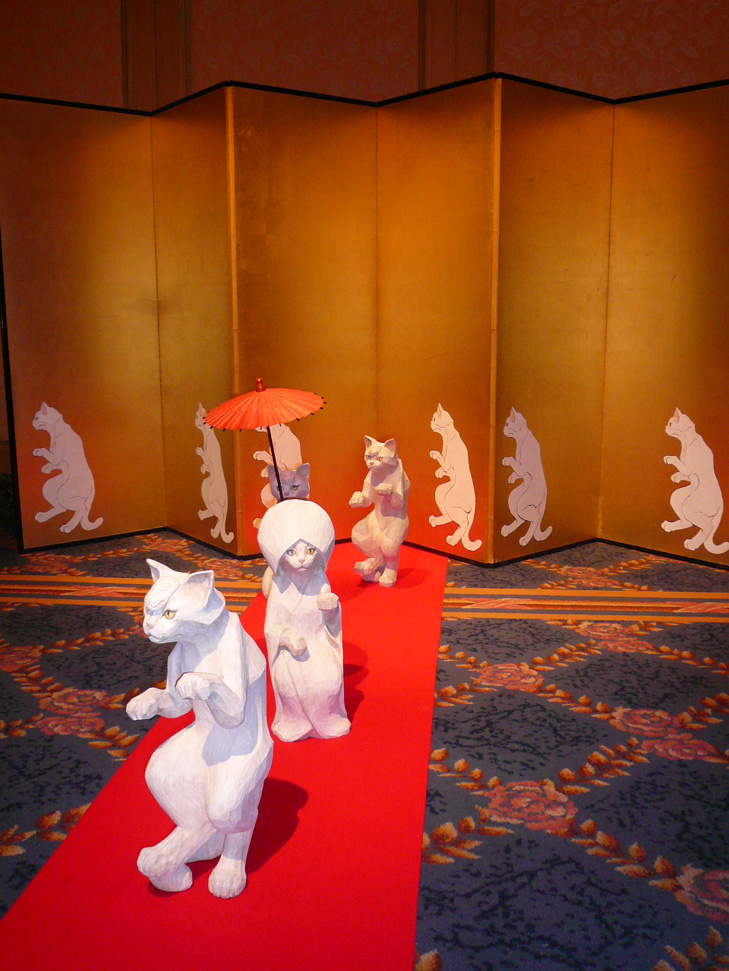「ギャラクシー」に展示されている山本麻矢の作品は、椿山荘という場所柄に合った、猫による「狐の嫁入り」