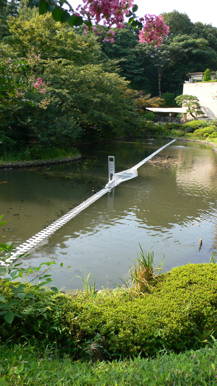 庭の池に浮かんだ北川純の作品「ジッパーⅢ」