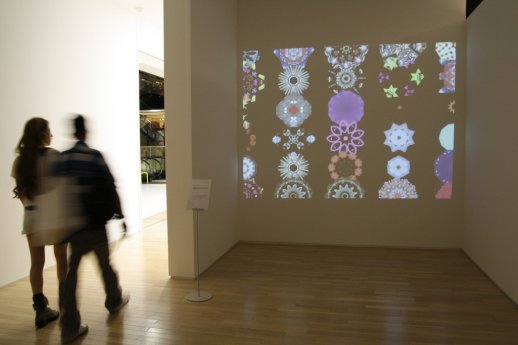 1000の作品から無限に展開してゆく壁紙パターンが投影されている。