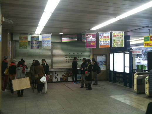 まずは上野駅公園口改札で参加者と待ち合わせます。15人くらいが参加予定とのこと