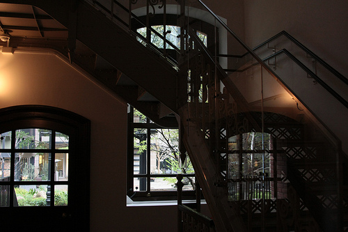 当時の雰囲気を忠実に復元した廊下と階段。中庭の緑が空間を引き立てている。